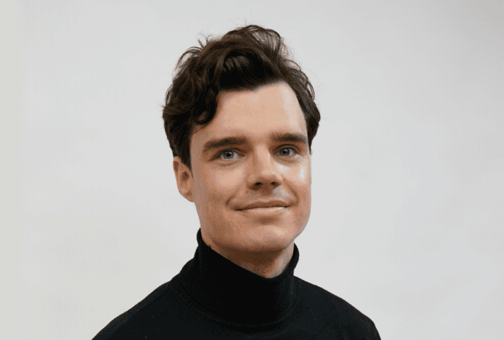 Portret van acupuncturist Sam de Vries in de praktijk